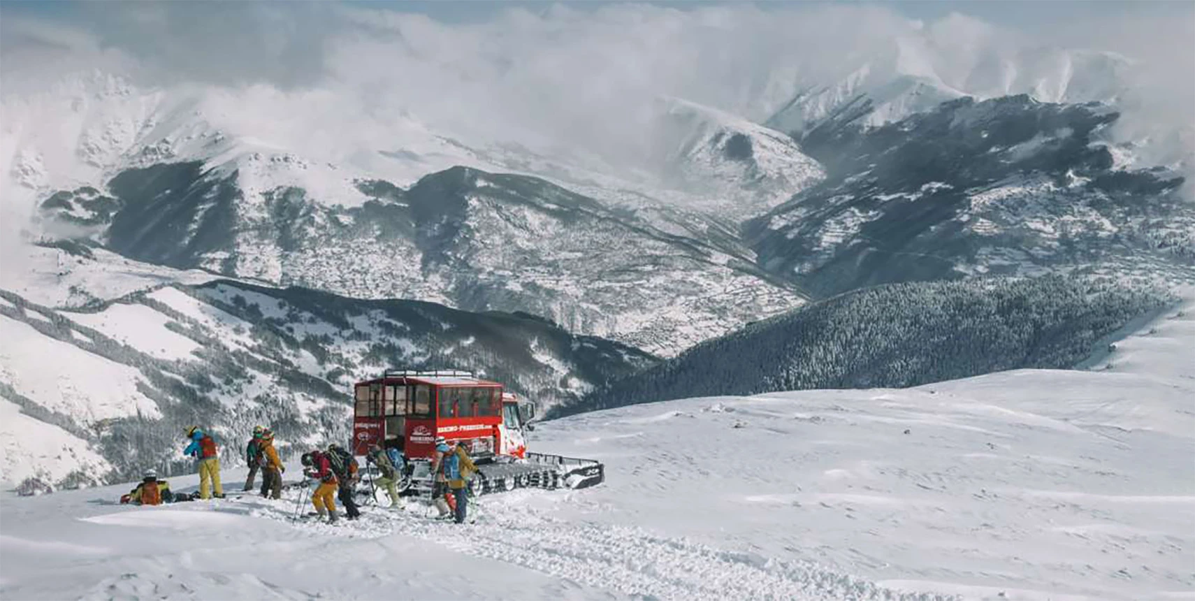 Snowcat Eskimo Freeride едет по снежному склону в Шарских горах Северной Македонии.